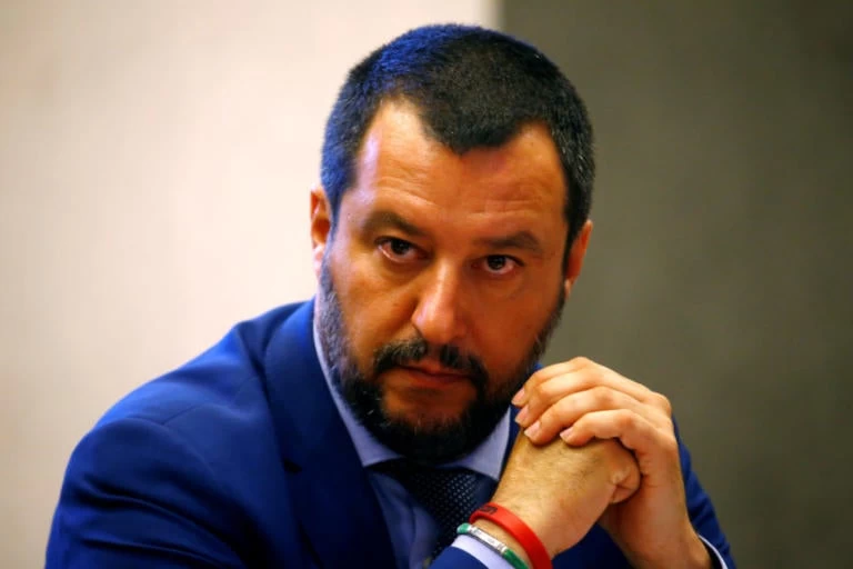 «Άστραψε και βρόντηξε» ο Σαλβίνι: «Ως εδώ – Δεν μπορούν να αποφασίζουν μόνο το Βερολίνο και το Παρίσι»